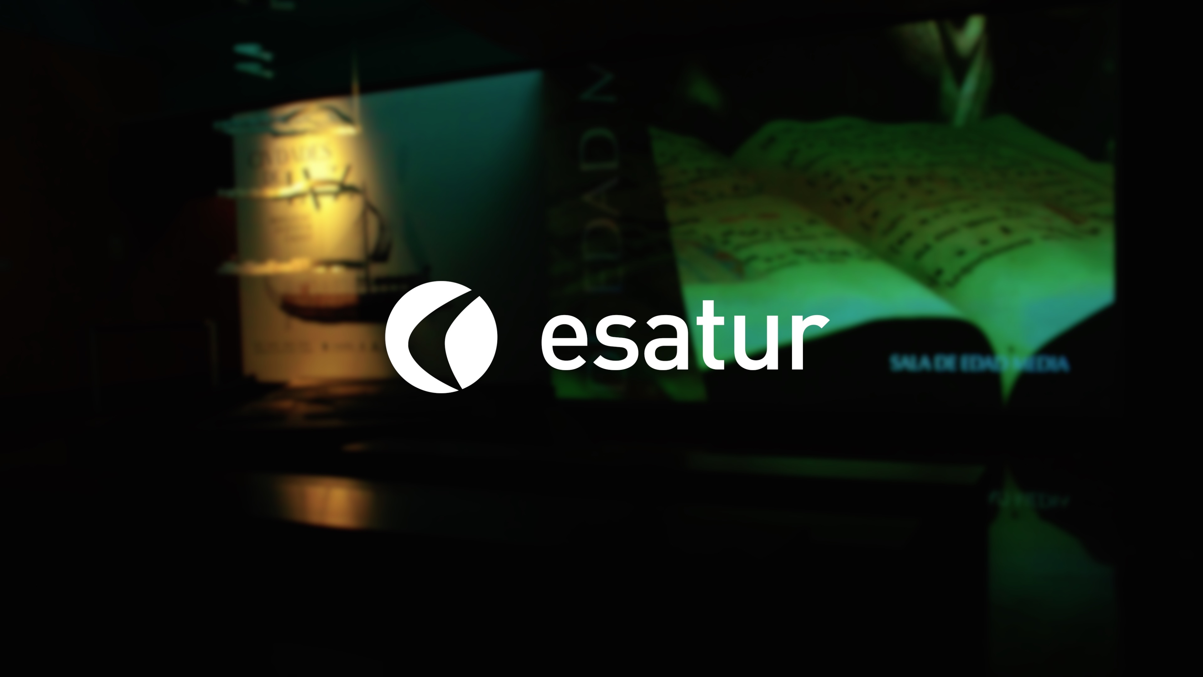 Sala de exposición con barco y manuscrito iluminado